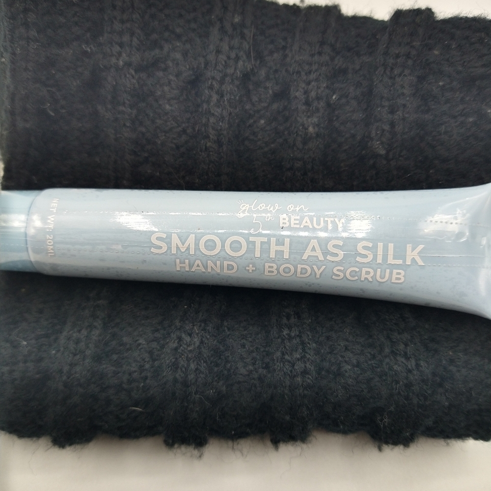 Glow on 5th Beauty, smooth as silk hand & body scrub 20ml